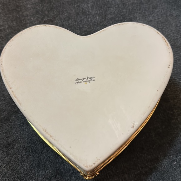 LRG LIMOGES HEART BOX WITH BEAUTIFUL GOLD CLASP - Picture 3 of 5